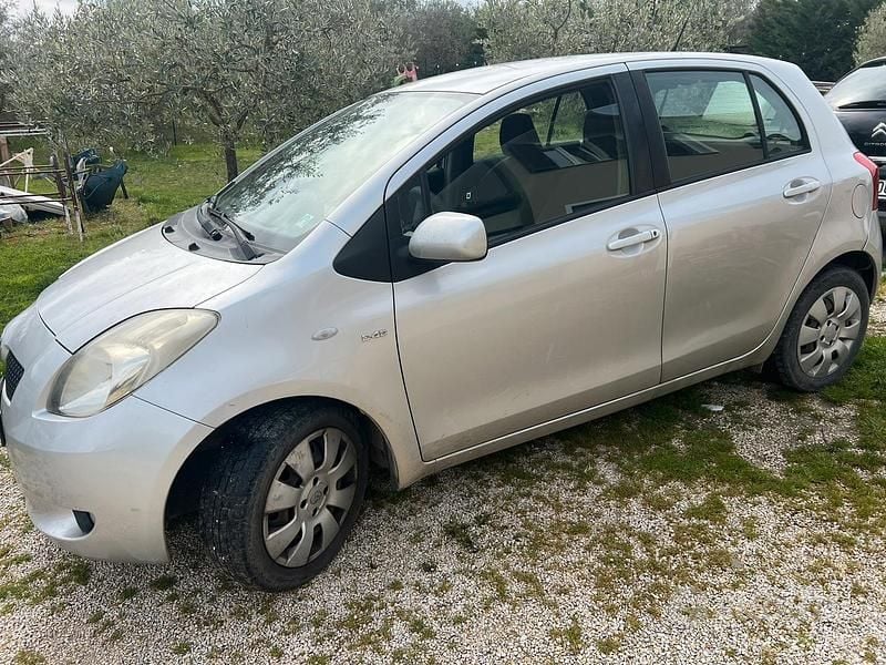 Usata Toyota Yaris 90 CV (66 kW) 2007 Grigio Utilitaria