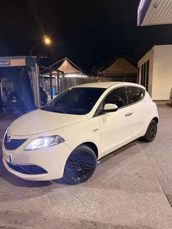 Usata Lancia Ypsilon Gold 95 CV (69 kW) 2016 Utilitaria