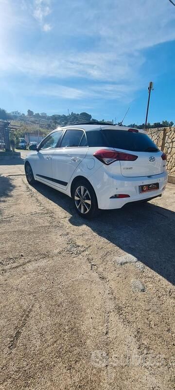Usata Hyundai i20 75 CV (55 kW) 2016 Bianco Berlina