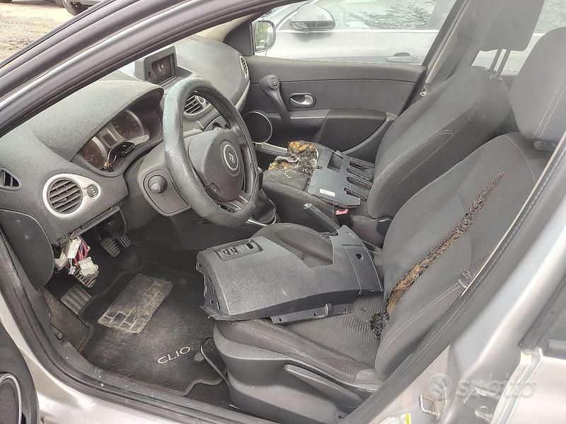Usata Renault Clio II 85 CV (62 kW) 2010 Grigio Berlina