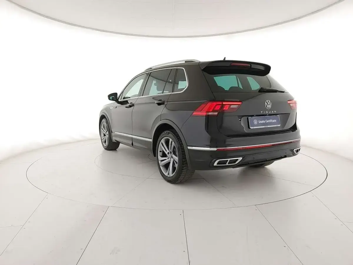 Usata VW Tiguan R-line 150 CV (110 kW) 2023 Deep black perlato SUV