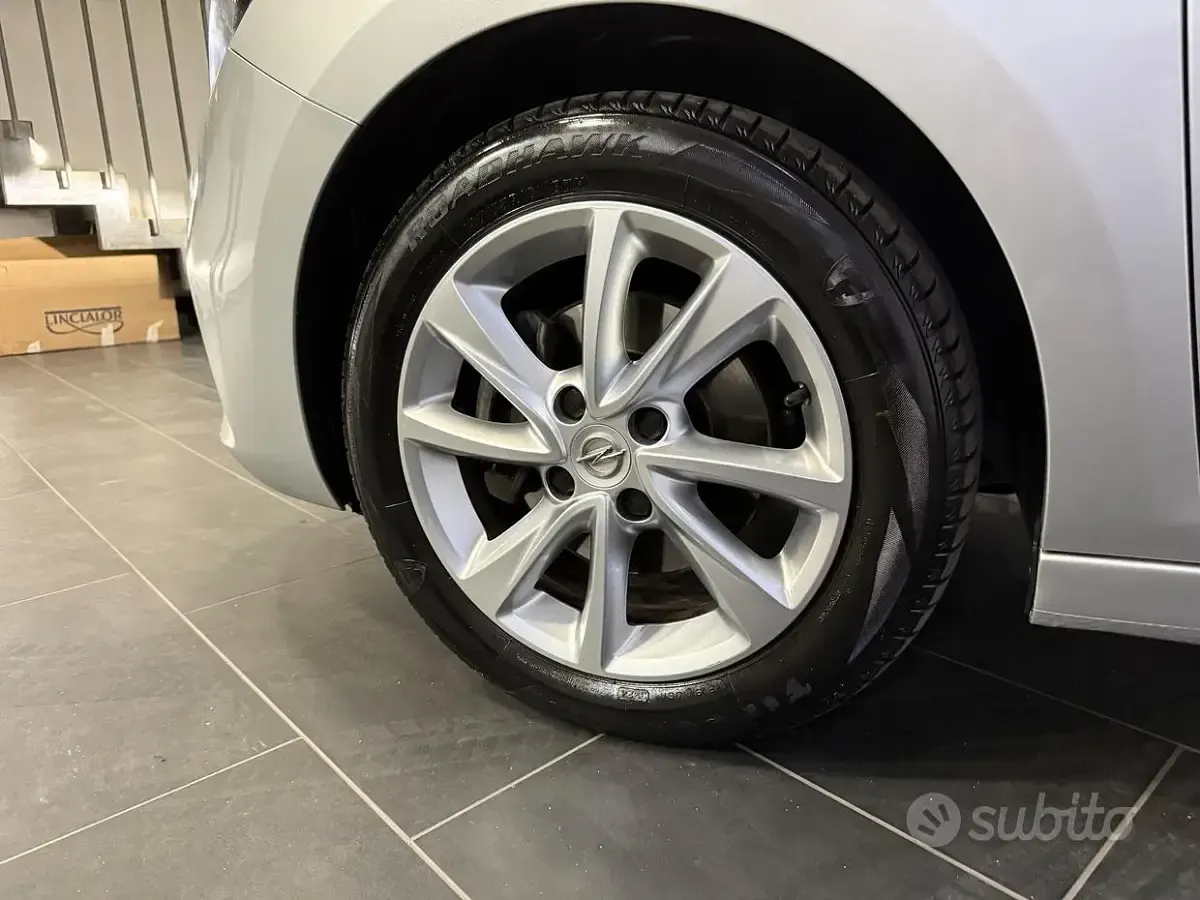 Usata Opel Corsa Elegance 101 CV (74 kW) 2023 Grigio Utilitaria