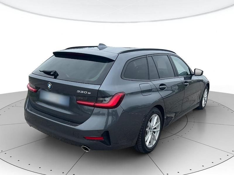 Usata BMW 330e Advantage 184 CV (135 kW) 2021 Grigio metall. Station wagon