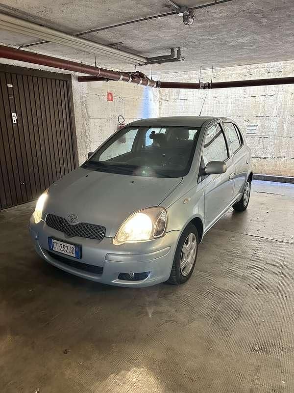 Usata 2004 Toyota Yaris Sol Tre volumi | 2200 € (Ottimo prezzo) - Immagine 1/4