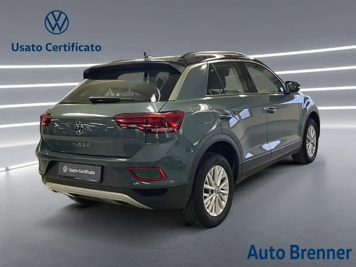 Usata VW T-Roc Life 150 CV (110 kW) 2024 Petroleum blue metallizzato ne SUV