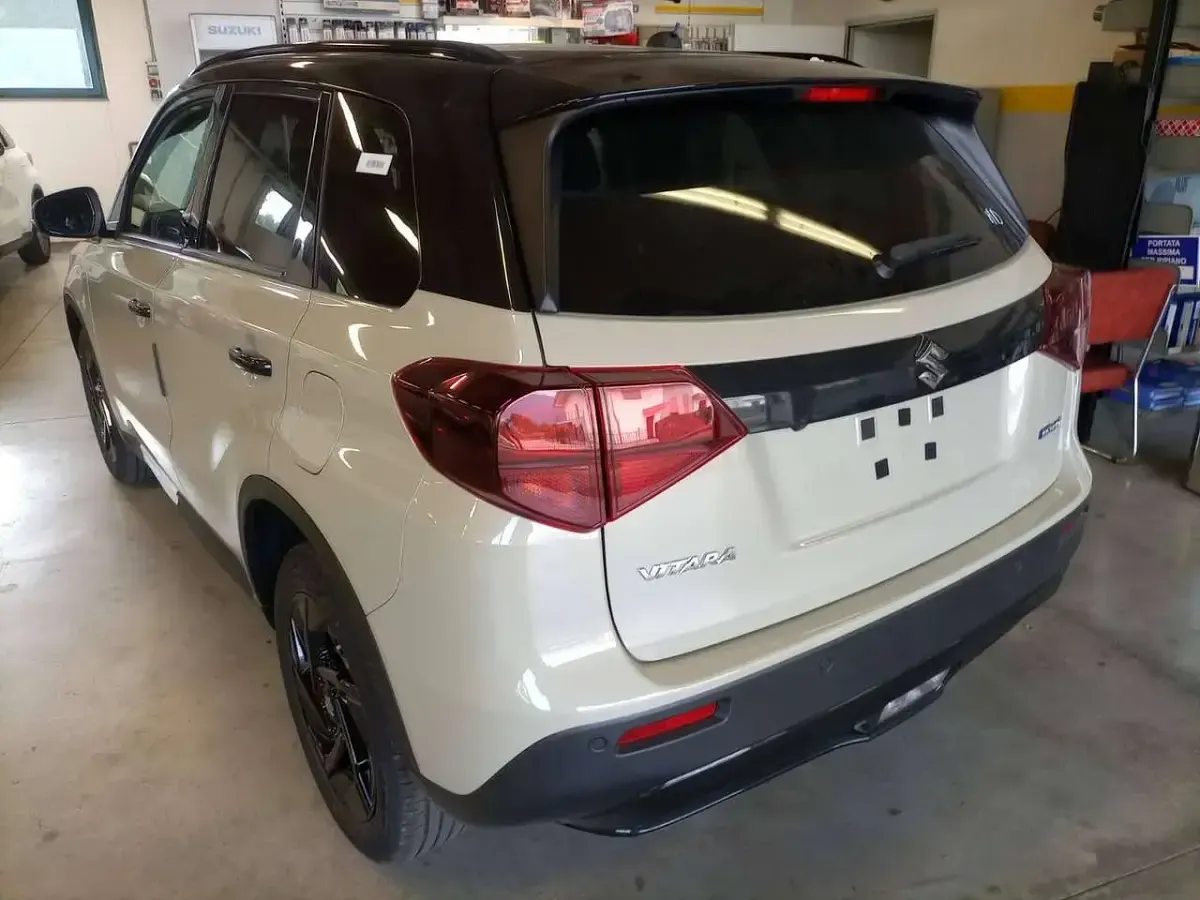 Nuova Suzuki Vitara 110 CV (80 kW) 2026 Avorio africa tetto nero SUV