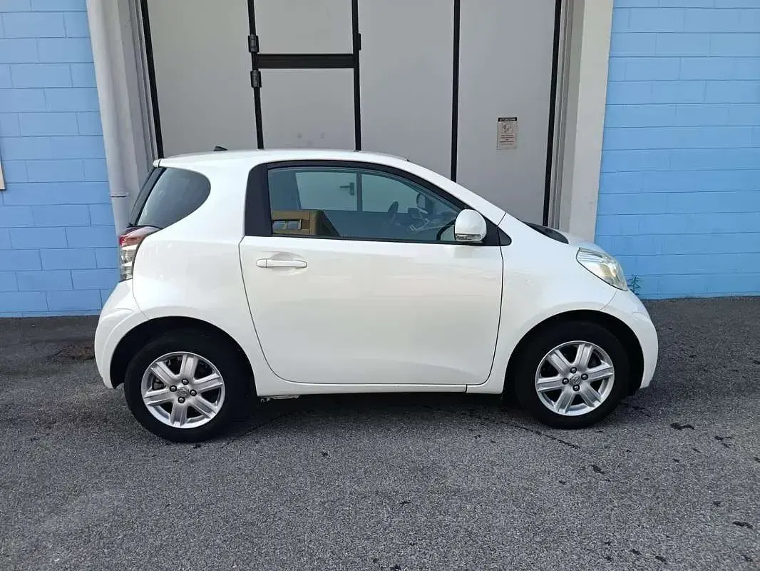 Usata Toyota iQ Active 68 CV (50 kW) 2011 Bianco Utilitaria