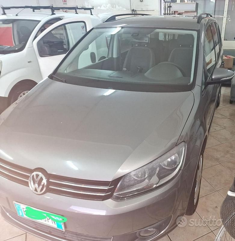 Begagnad VW Touran 150 HK (110 kW) 2011 Grå Minibuss
