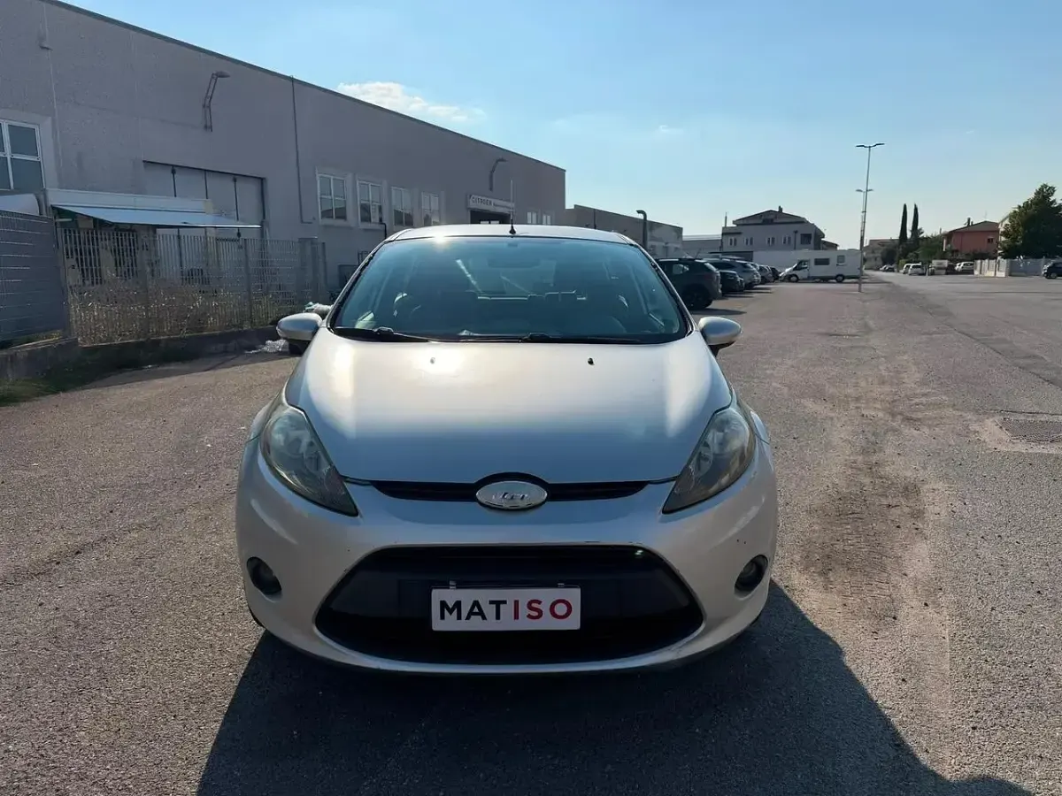 Usata Ford Fiesta Titanium 82 CV (60 kW) 2009 Argento Berlina