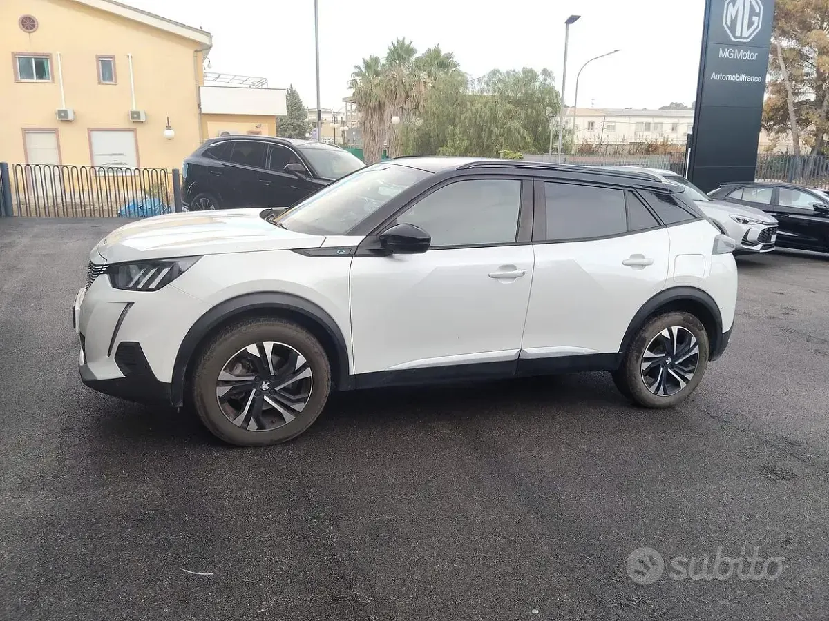 Usata Peugeot e-2008 GT 56 kW (77 CV) 2022 Bianco SUV