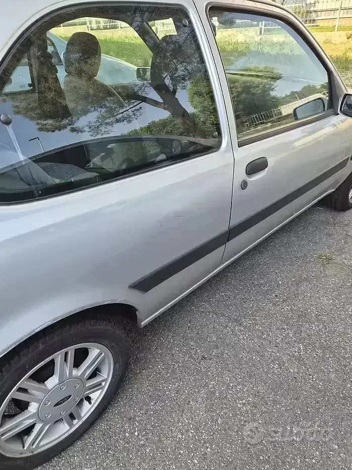 Usata Ford Fiesta 75 CV (55 kW) 2000 Grigio Utilitaria
