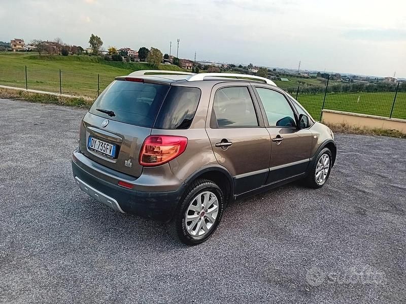 Usata Fiat Sedici Dynamic 119 CV (87 kW) 2012 Viola SUV