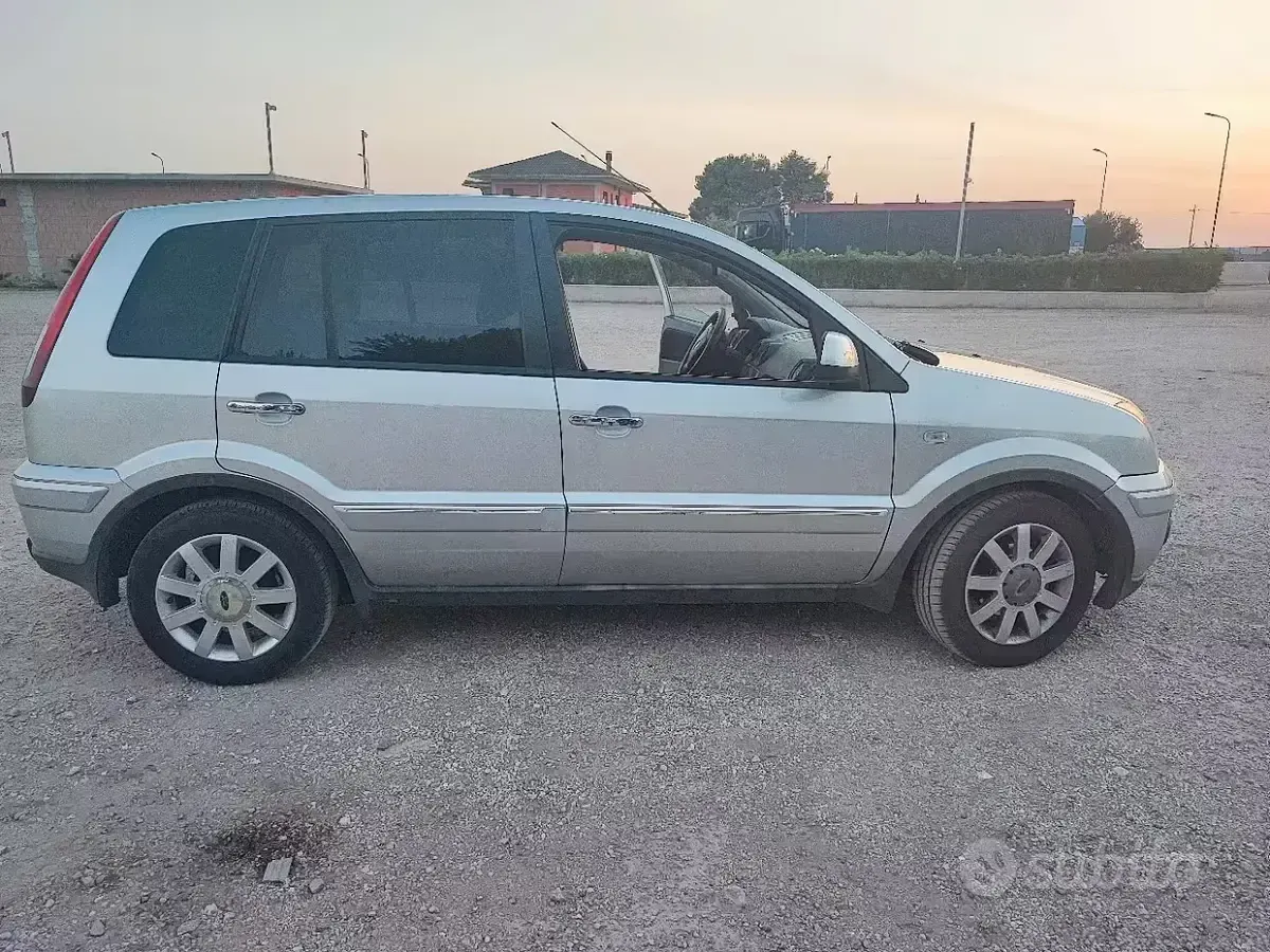 Usata Ford Fusion 68 CV (50 kW) 2010 Grigio Utilitaria