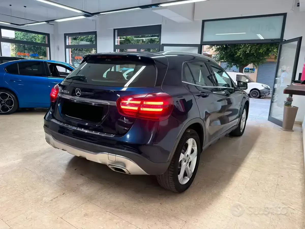 Usata Mercedes GLA200 Premium 136 CV (100 kW) 2018 Blu SUV