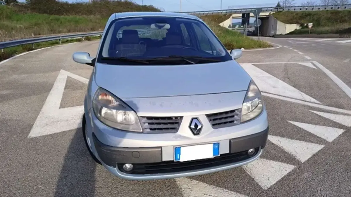Usata Renault Scenic E-Tech Dynamique 101 CV (74 kW) 2004 Argento Monovolume