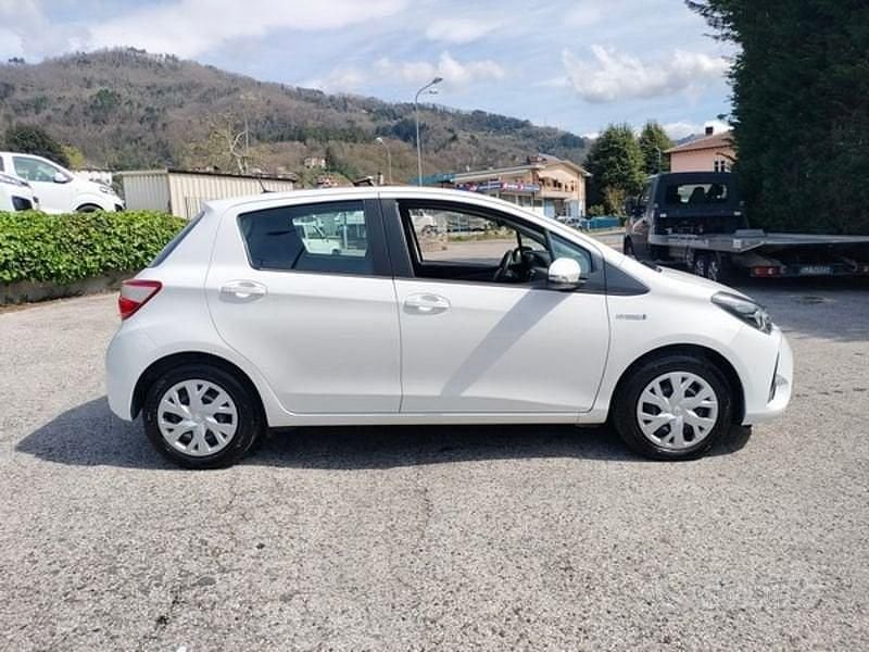 Usata Toyota Yaris Hybrid Business Edition 116 CV (85 kW) 2020 Bianco Berlina