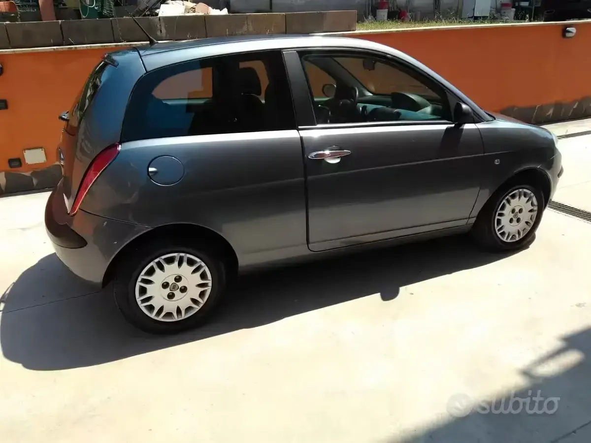 Usata Lancia Ypsilon 80 CV (58 kW) 2004 Grigio Utilitaria