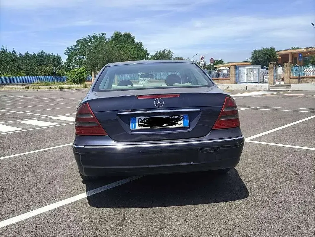 Usata Mercedes E220 Elegance 150 CV (110 kW) 2004 Blu/azzurro Berlina
