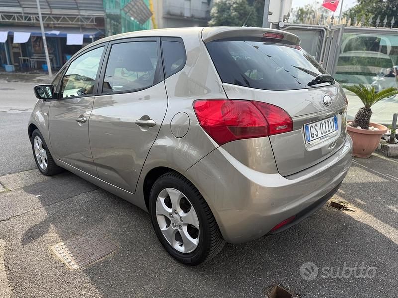 Usata Kia Venga EX 90 CV (66 kW) 2010 Bianco Utilitaria