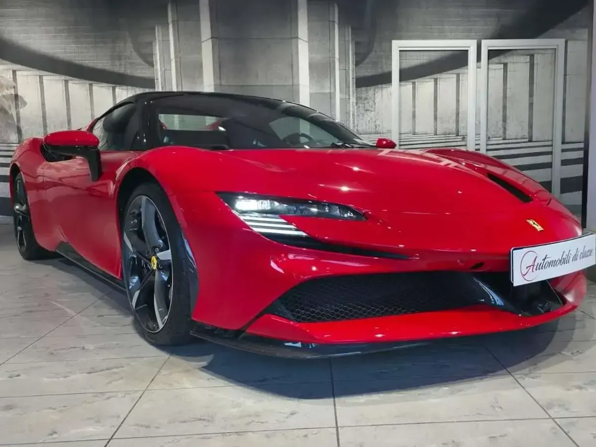 Nuova Ferrari SF90 797 CV (586 kW) 2025 Colore rosso corsa ds 322 Cabrio