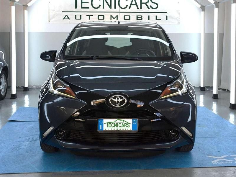 Grigio Usata 2015 Toyota Aygo X-play Due volumi | 8900 € (Buon prezzo) - Immagine 1/4