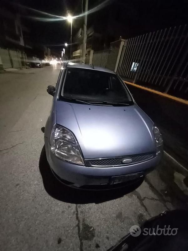 Usata Ford Fiesta 73 CV (53 kW) 2005 Grigio Berlina