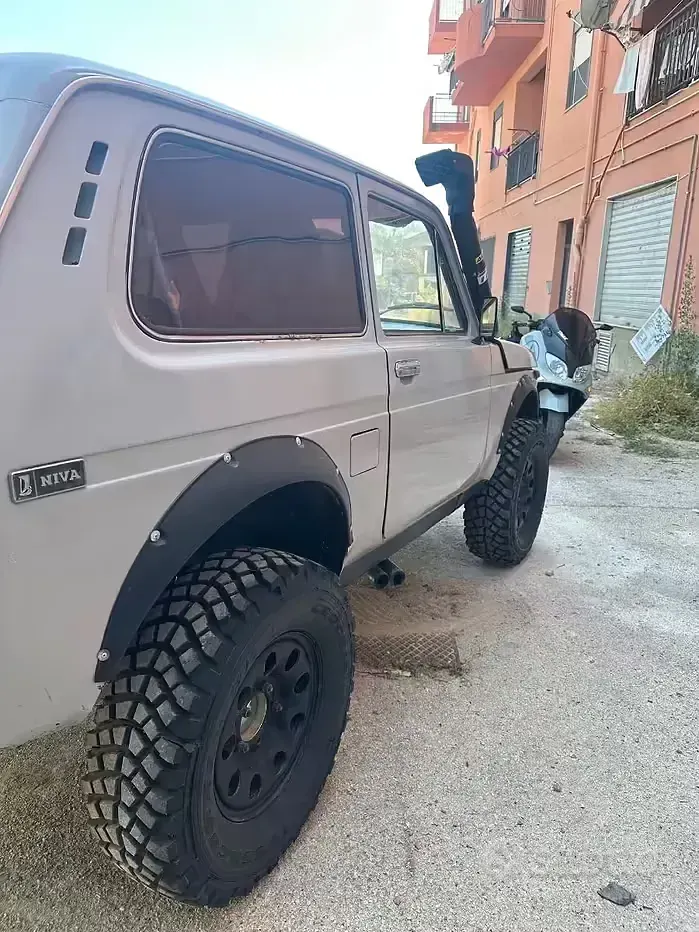 Usata Lada niva 75 CV (55 kW) 1990 Grigio SUV