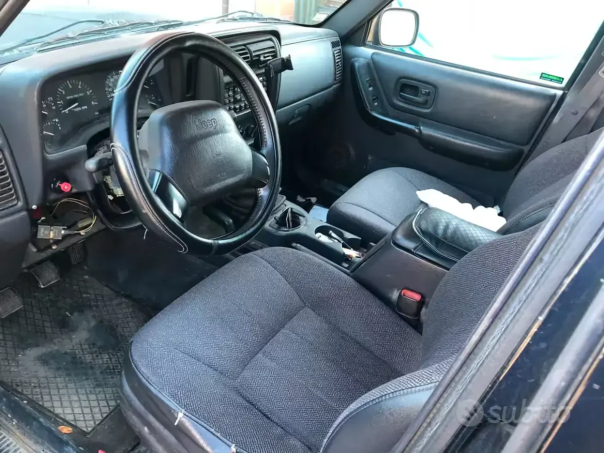 Usata Jeep Cherokee 116 CV (85 kW) 1999 Nero SUV