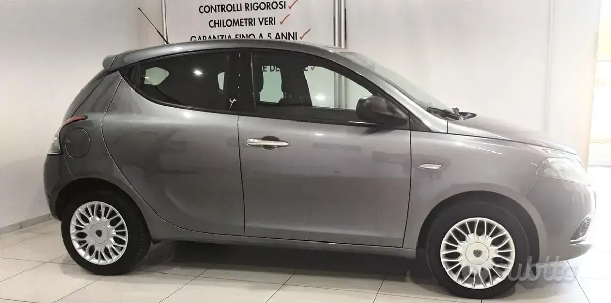 Usata Lancia Ypsilon Silver 69 CV (50 kW) 2016 Grigio Utilitaria