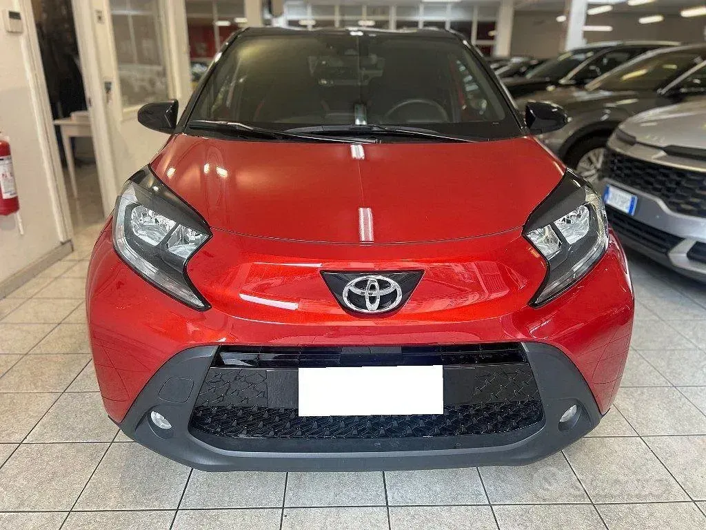 Usata Toyota Aygo X Trend 72 CV (52 kW) 2023 Rosso/nero metallizzato SUV