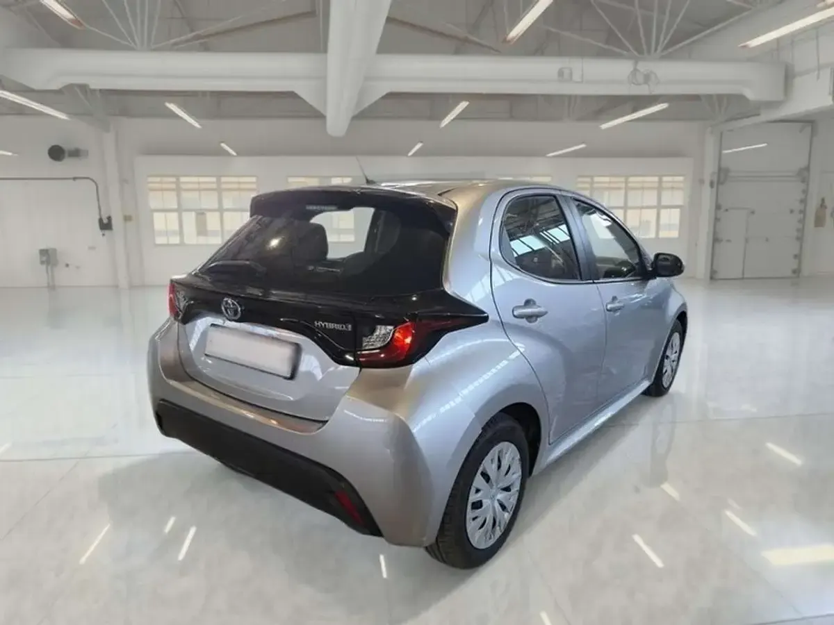 Usata Toyota Yaris Hybrid Active 92 CV (67 kW) 2022 Grigio Berlina