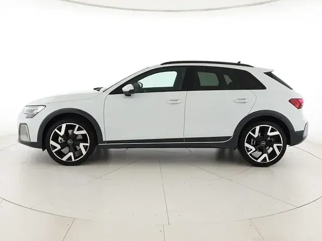 Käytetty Audi A3 Ambiente 150 HP (110 kW) 2025 Valkoinen Sedan
