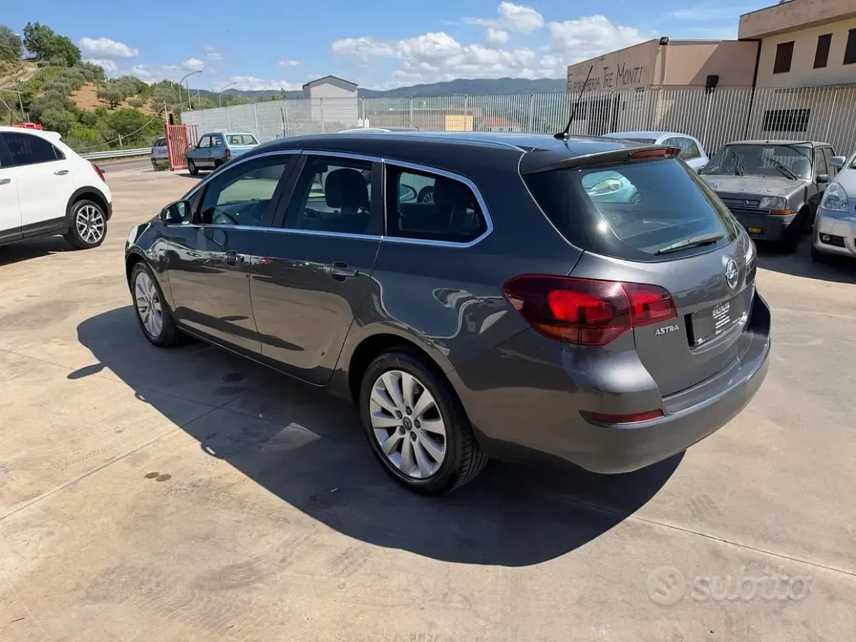 Usata Opel Astra Cosmo 110 CV (80 kW) 2012 Grigio Station wagon