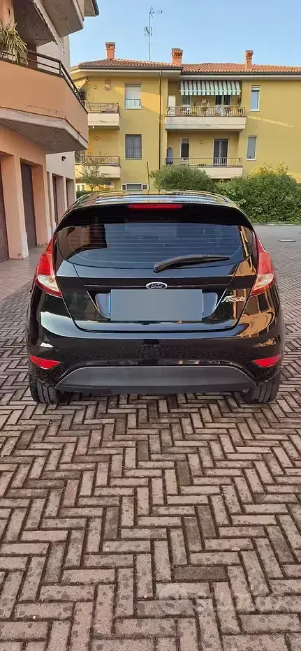 Usata Ford Fiesta 97 CV (71 kW) 2013 Nero Berlina
