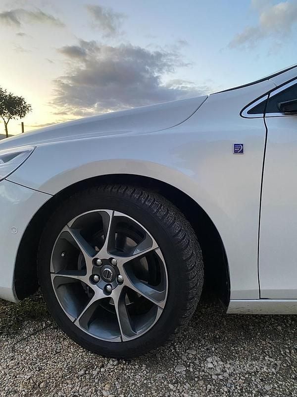 Usata Volvo V40 120 CV (88 kW) 2016 Bianco Station wagon