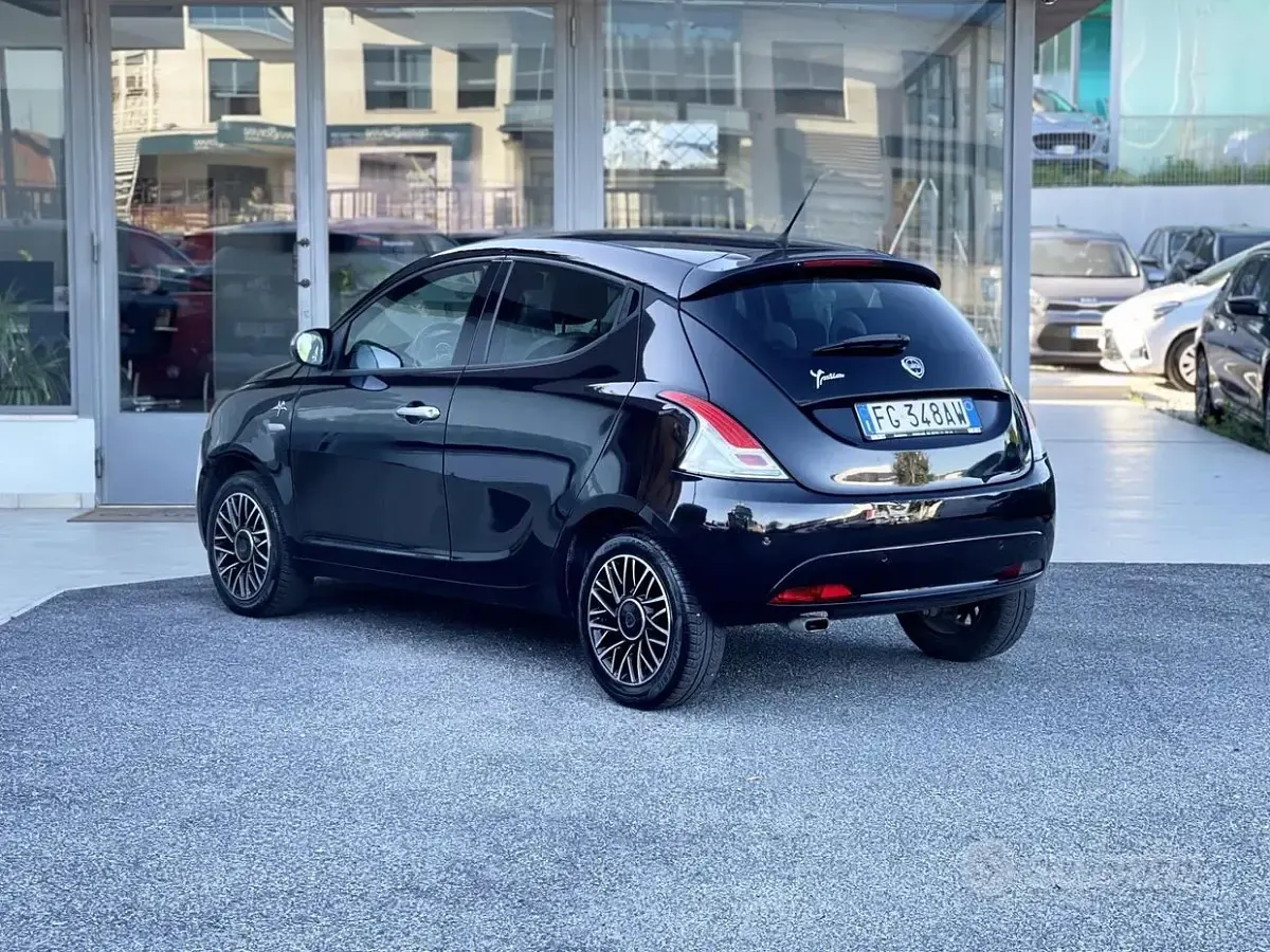 Usata Lancia Ypsilon 69 CV (50 kW) 2016 Nero Utilitaria