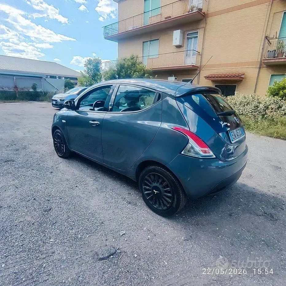 Usata Lancia Ypsilon Gold 69 CV (50 kW) 2015 Grigio Utilitaria