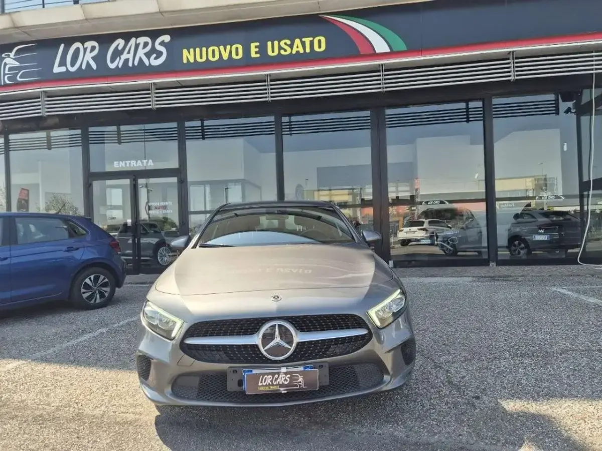 Usata Mercedes A180 Premium 116 CV (85 kW) 2020 Grigio Berlina
