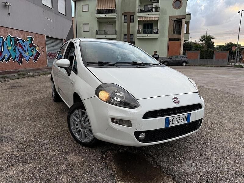 Usata Fiat Punto Lounge 77 CV (56 kW) 2016 Bianco Utilitaria