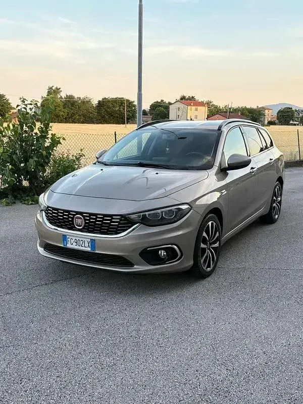 Usata Fiat Tipo S 120 CV (88 kW) 2017 Oro Station wagon