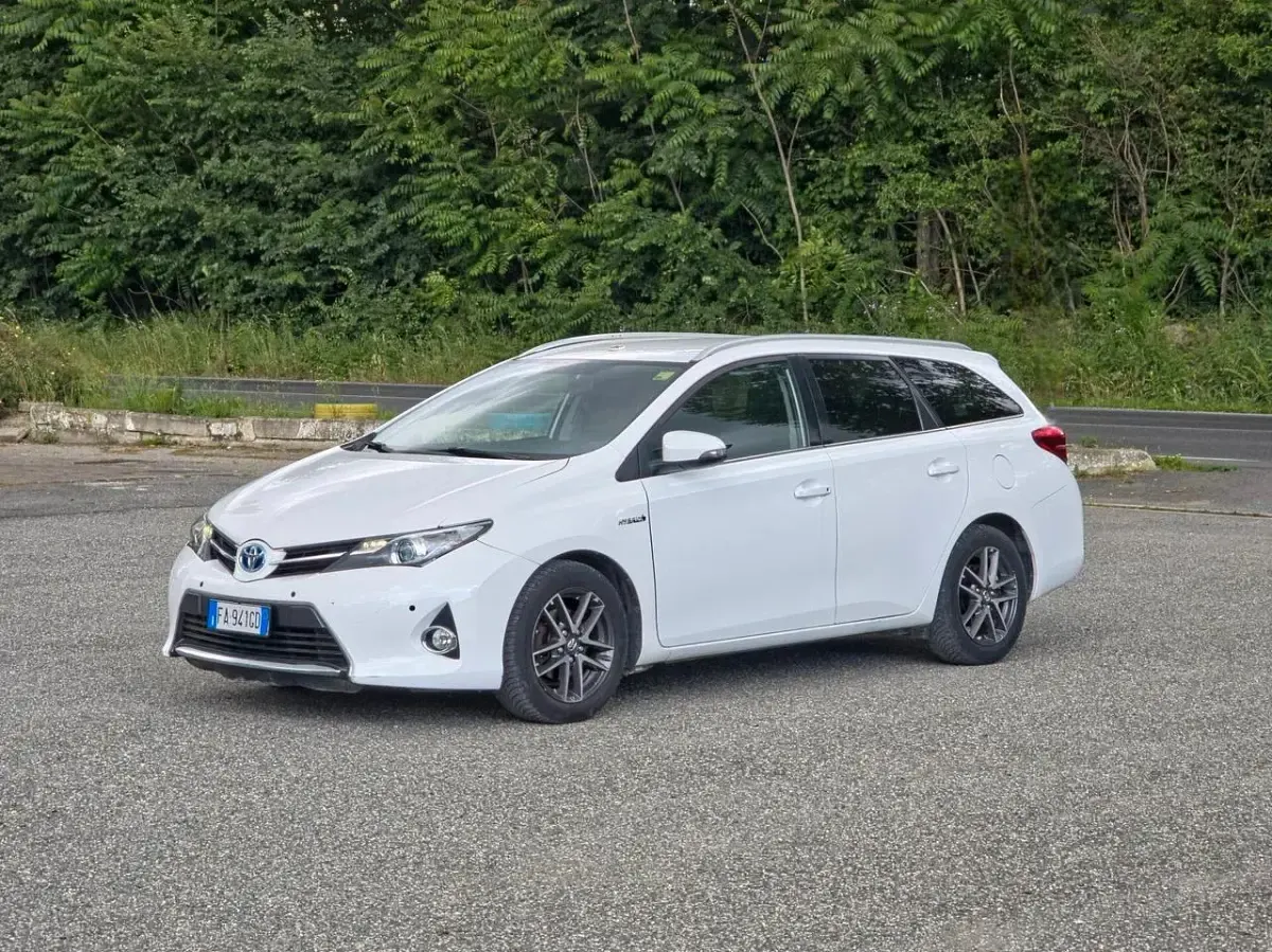 Usata Toyota Auris Touring Sports Cool 99 CV (72 kW) 2015 Bianco Station wagon