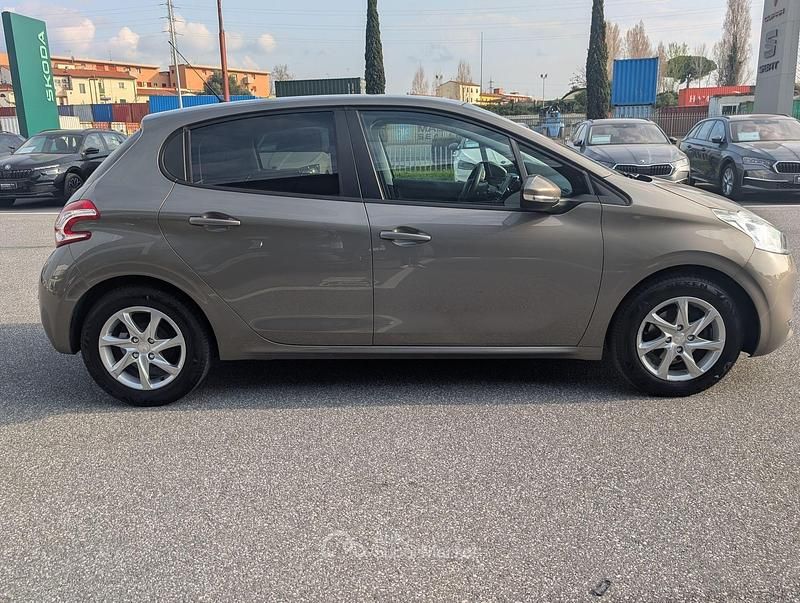 Usata Peugeot 208 Active 68 CV (50 kW) 2014 Grigio scuro Utilitaria