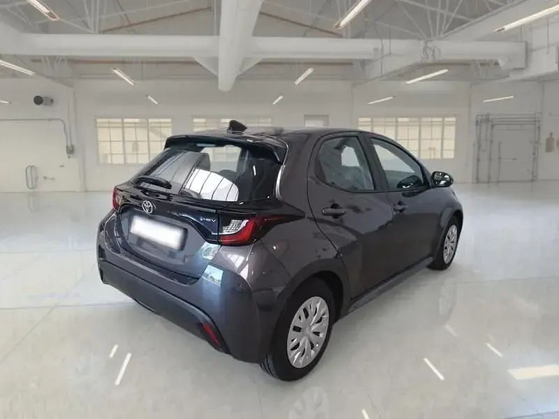 Usata Toyota Yaris Hybrid Active 92 CV (67 kW) 2025 Grigio Berlina