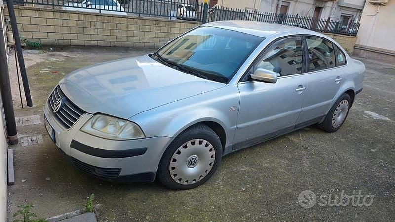 Usata VW Passat 101 CV (74 kW) 2002 Grigio Berlina
