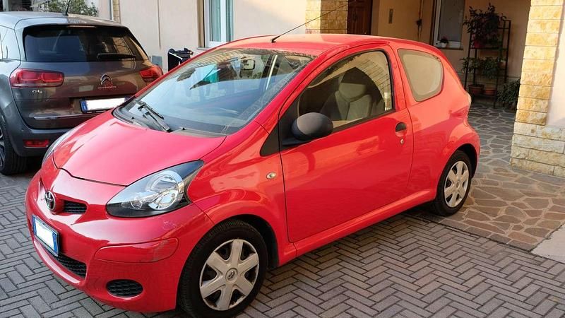 Usata Toyota Aygo Connect Style 68 CV (50 kW) 2012 Rosso Utilitaria
