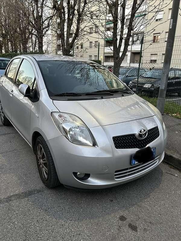 Usata Toyota Yaris Luna 86 CV (63 kW) 2007 Argento Utilitaria