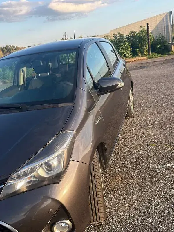Usata Toyota Yaris Hybrid Active 75 CV (55 kW) 2015 Grigio Berlina