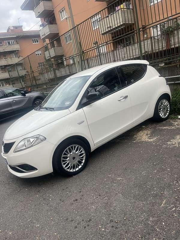 Usata Lancia Ypsilon Gold 69 CV (50 kW) 2017 Bianco Utilitaria