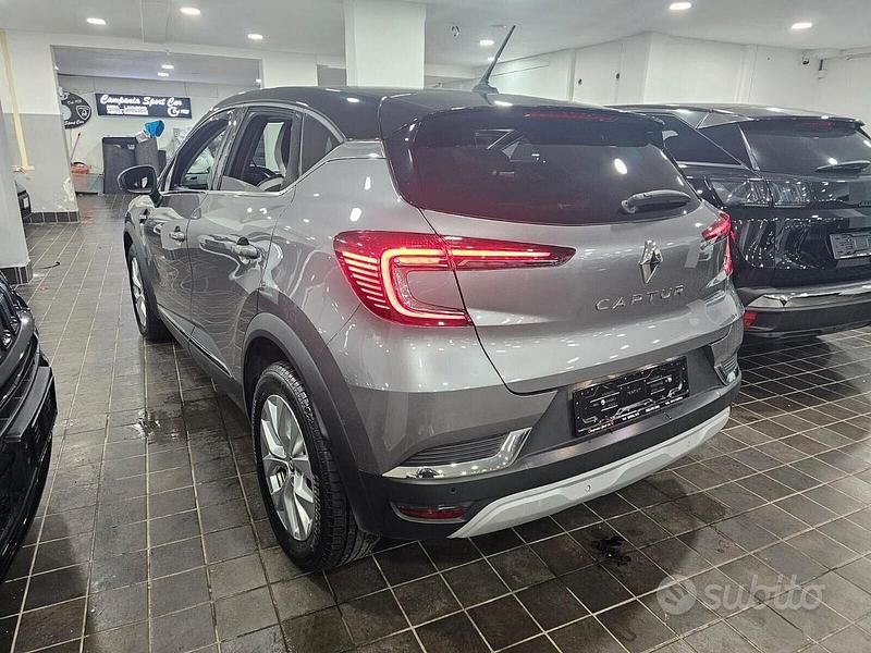 Usata Renault Captur Techno 100 CV (73 kW) 2023 Grigio SUV
