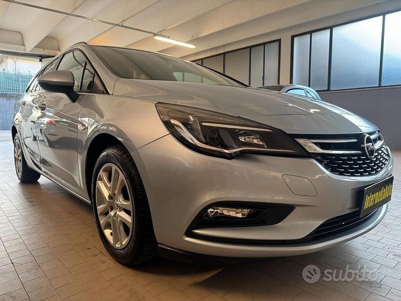 Usata Opel Astra Business 110 CV (80 kW) 2017 Blu Station wagon